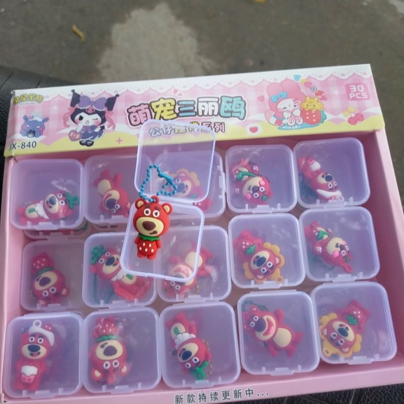 Hộp 30 khay đồ chơi móc khoá gấu dâu, siêu cute