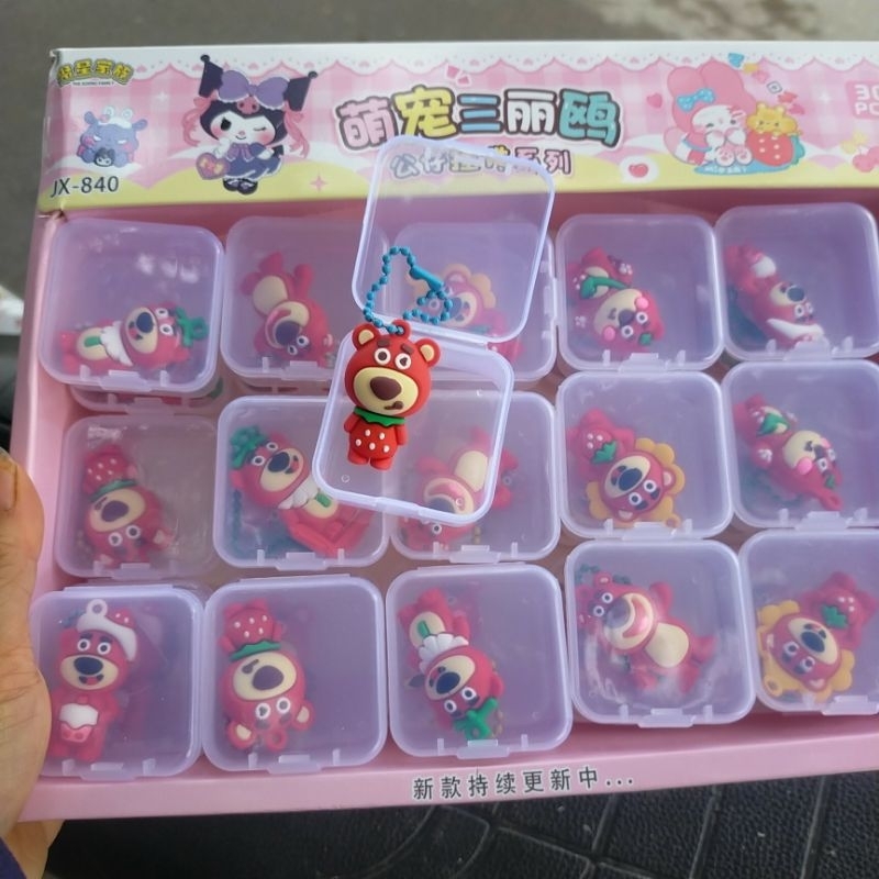 Hộp 30 khay đồ chơi móc khoá gấu dâu, siêu cute