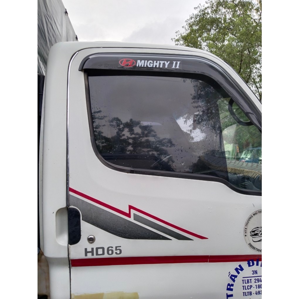 Vè che mưa xe tải HYUNDAI HD350 HD500 HD600 HD700 HD800 nhựa dày có sẵn keo dán ( giá 1 cặp)