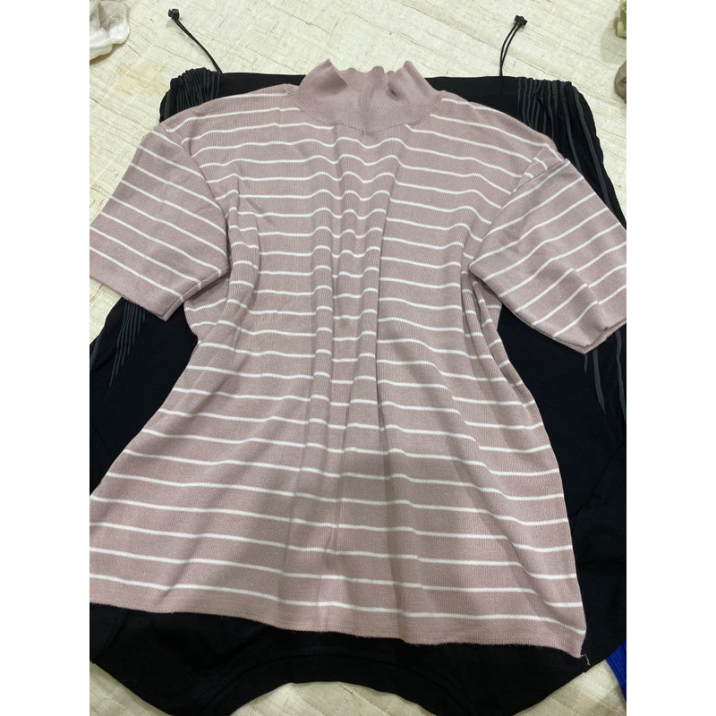 Áo len mongtoghi sọc hồng cổ lọ