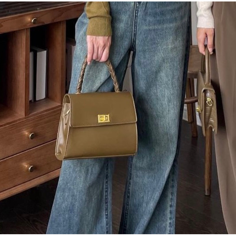 Túi xách màu nâu kèm dây đeo chéo The Delia