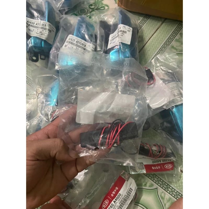 CÔNG TẮC MỞ CỐP HẬU KIA RONDO CARENS CARNIVA SEDONA XỊN giá rẻ 81260-A4000