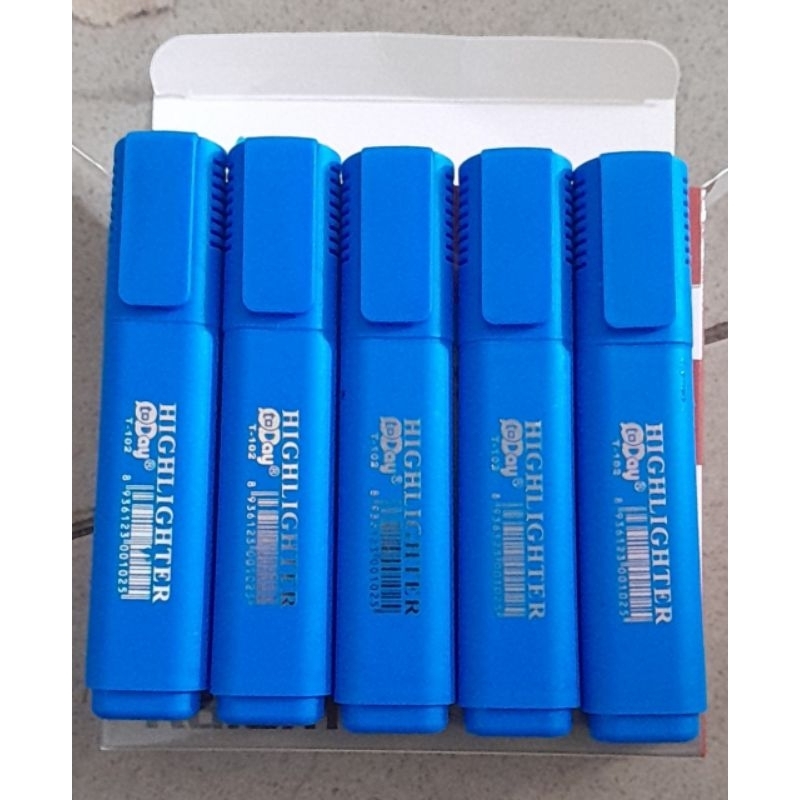 4 cây bút dạ quang .