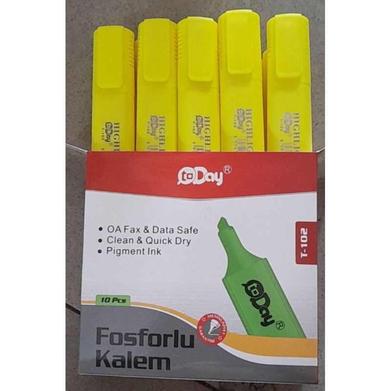 4 cây bút dạ quang .