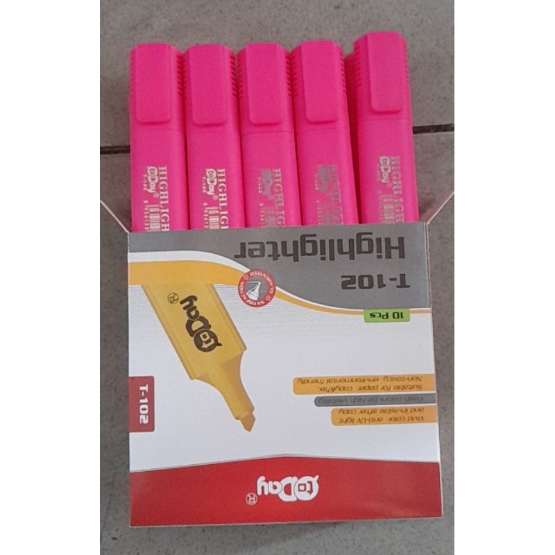 4 cây bút dạ quang .