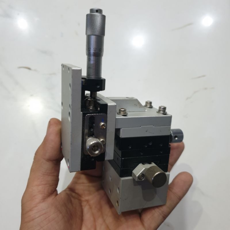 combo tinh chỉnh 3 trục XYZ mang cá panme hành trình 12x12x13mm có mặt bích và chân đế
