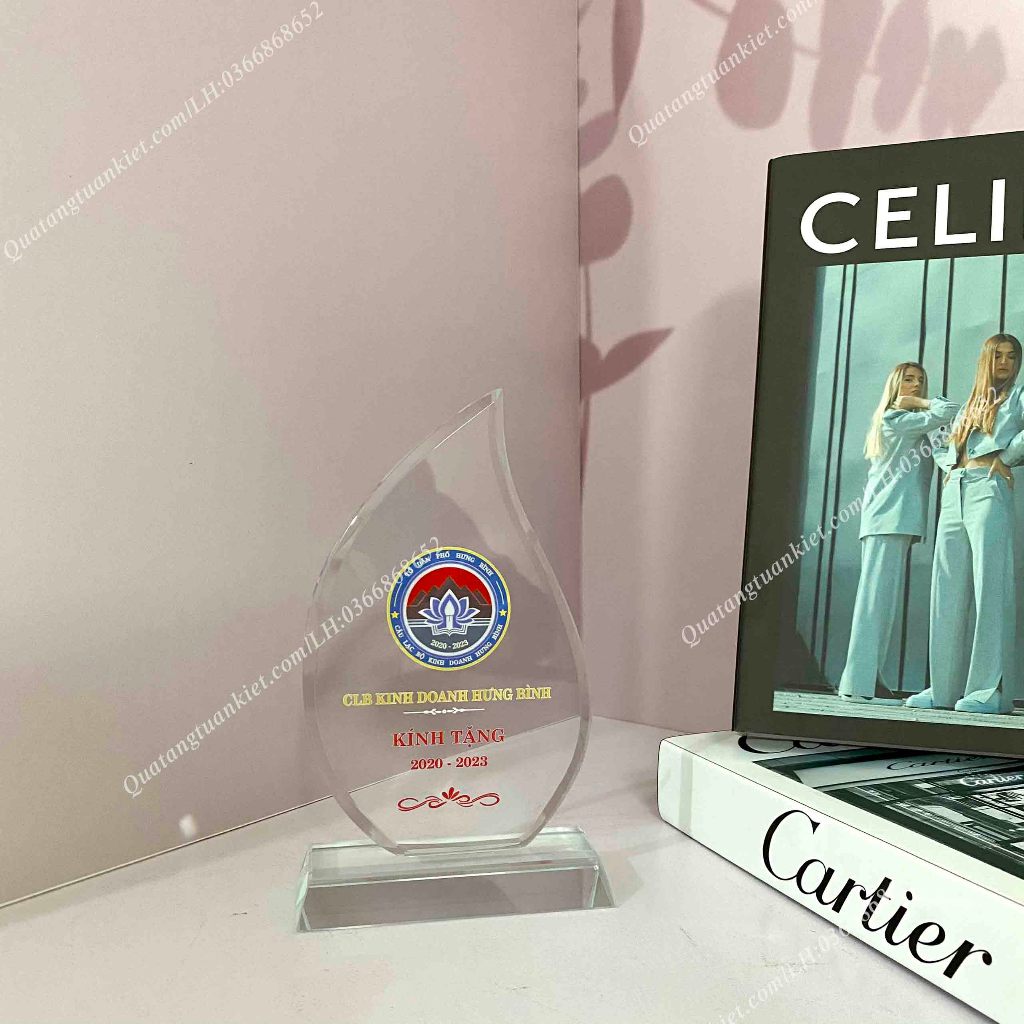 Cúp pha lê hình chiếc lá in logo Kỷ Niệm