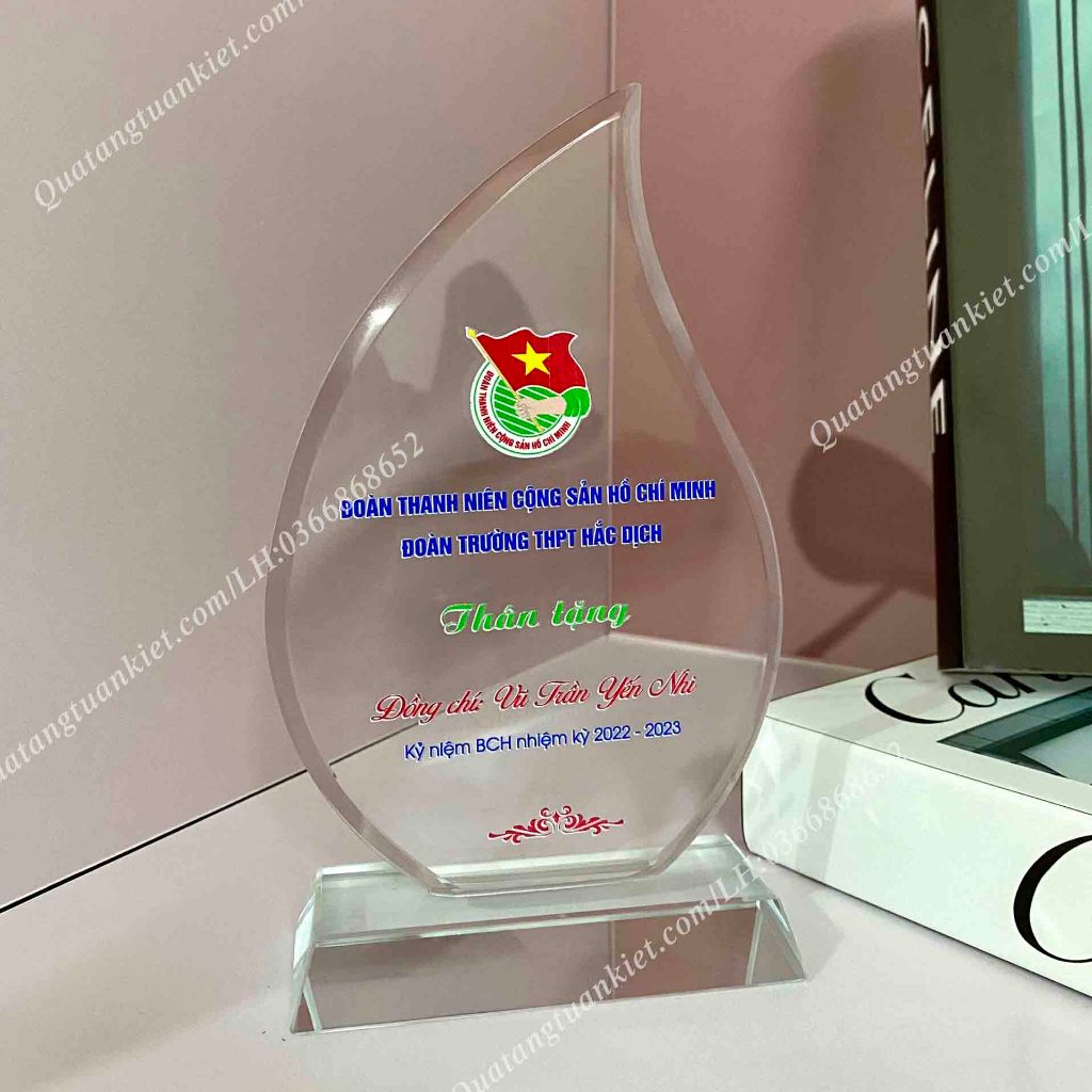 Cúp pha lê hình chiếc lá in logo Kỷ Niệm