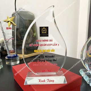 Cúp pha lê hình chiếc lá in logo Kỷ Niệm