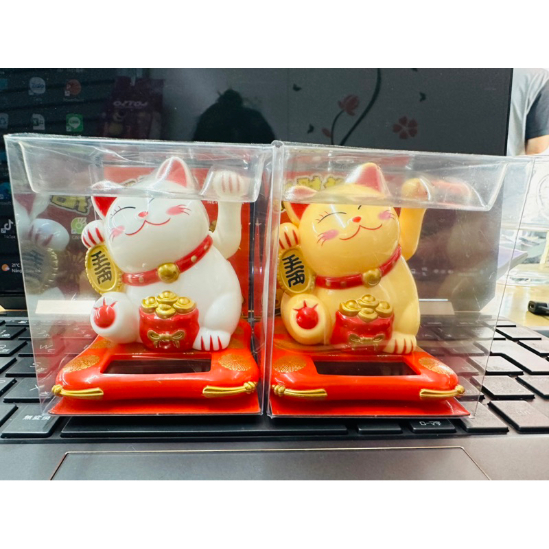 Mèo Thần Tài🍀FREESHIP🍀Mèo May Mắn Mini Maneki Neko Tự Vẫy Tay Dùng Nguồn Năng Lượng Ánh Sáng Chất Liệu Nhựa ABS