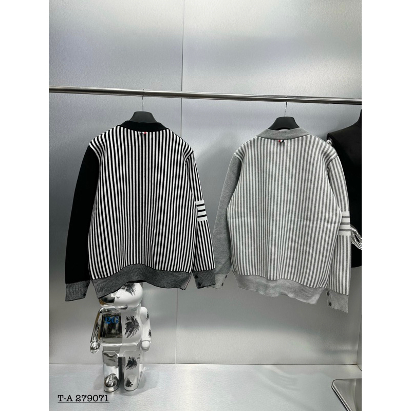 Áo cardigan len thom kẻ sọc trắng phối 2 màu đen trắng,áo khoác len cardigan phối màu đen trắng thêu vạch tay trắng