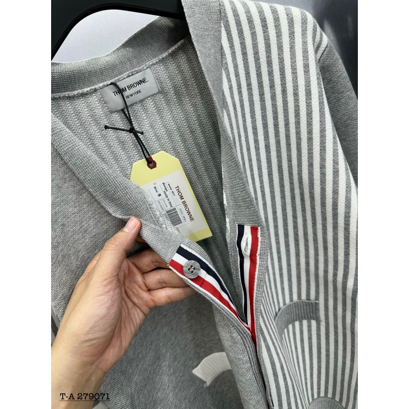 Áo cardigan len thom kẻ sọc trắng phối 2 màu đen trắng,áo khoác len cardigan phối màu đen trắng thêu vạch tay trắng