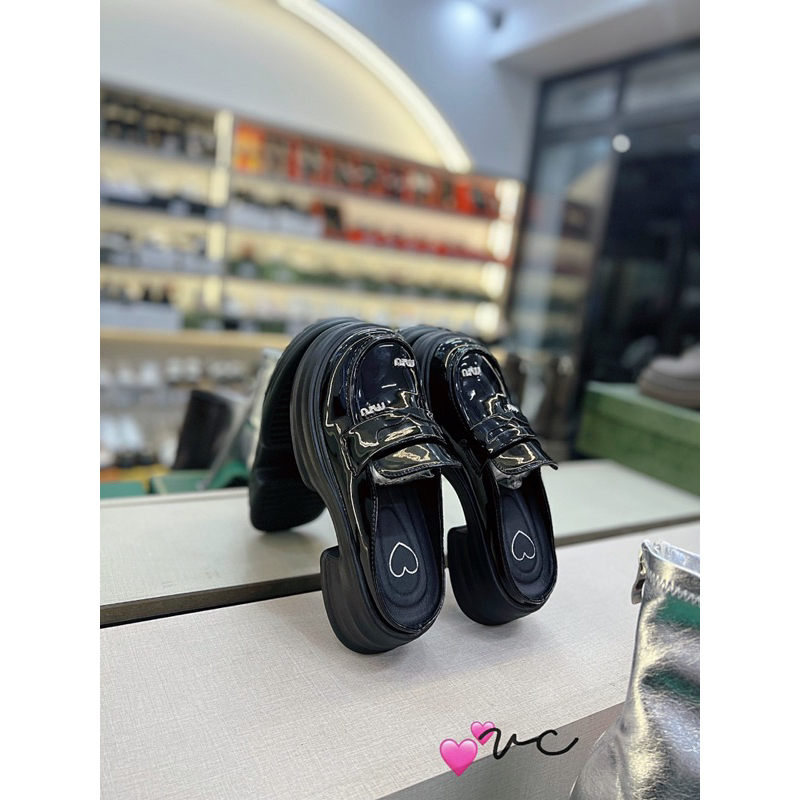 Sục tag các hãng da bóng 2 màu đen kem