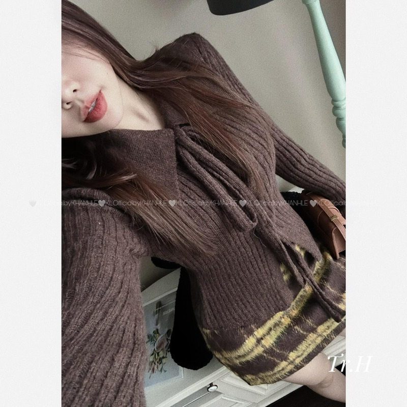 Set áo len nâu mix chân váy kẻ Khánh Lê