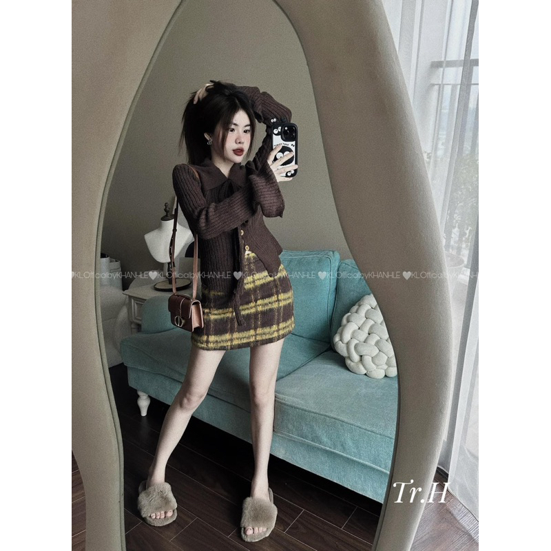 Set áo len nâu mix chân váy kẻ Khánh Lê
