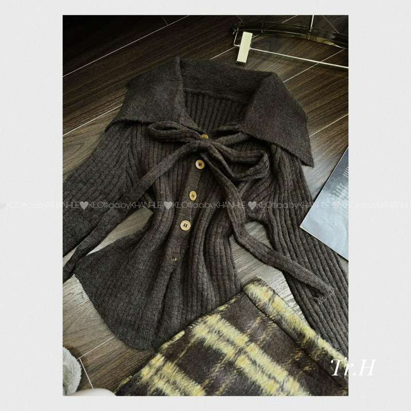 Set áo len nâu mix chân váy kẻ Khánh Lê