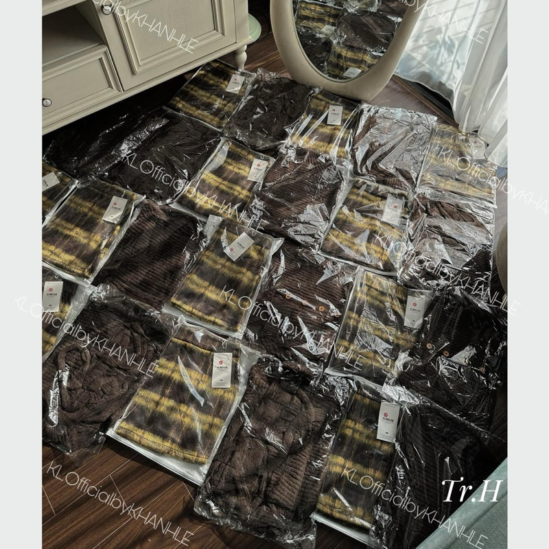 Set áo len nâu mix chân váy kẻ Khánh Lê