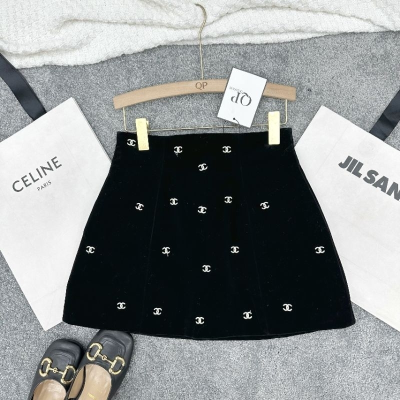 Chân váy nhung thêu QP