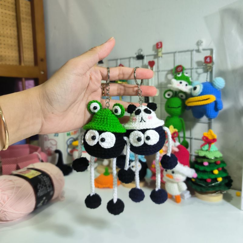 Móc khoá bồ hóng rút được tay chân bằng len handmade