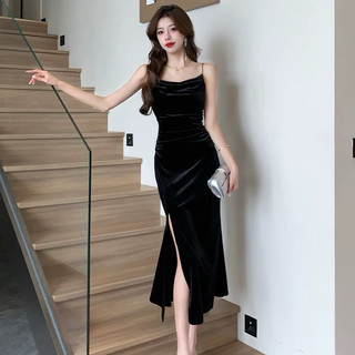 Đầm nhung 2 dây cổ đổ xẻ tà