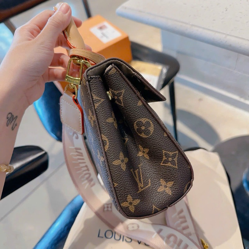 Túi xách nữ LệVi nút bấm hai bên, dây đeo chéo