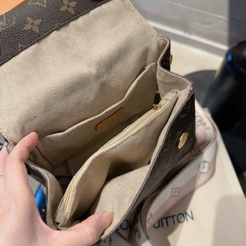 Túi xách nữ LệVi nút bấm hai bên, dây đeo chéo