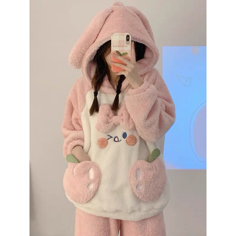 Bộ đồ ngủ lông cừu mũ tai thỏ thêu trái đào dễ thương, Sét bộ mặc nhà lông gấu đính nơ cute màu hồng ấm áp mùa đông