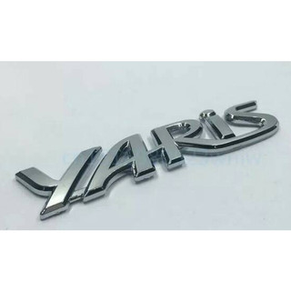 Chữ nổi Yaris được dán sau xe Toyota Yaris