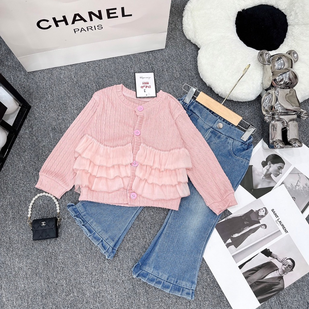 Set Áo Cadigan Bèo Kèm Quần Jeans Cho Bé Gái WOWKIDS Chất Len Mềm Mịn Cho Bé Đi Học Đi Chơi