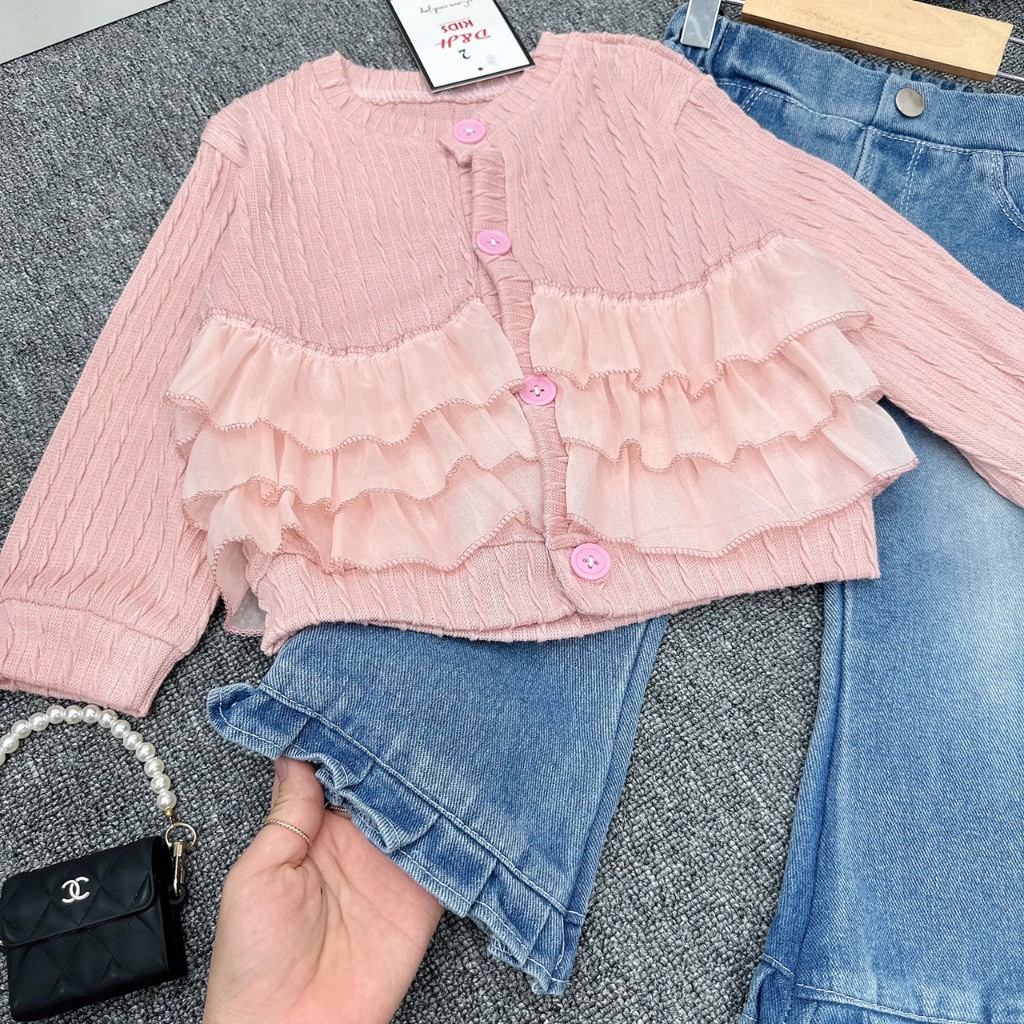 Set Áo Cadigan Bèo Kèm Quần Jeans Cho Bé Gái WOWKIDS Chất Len Mềm Mịn Cho Bé Đi Học Đi Chơi