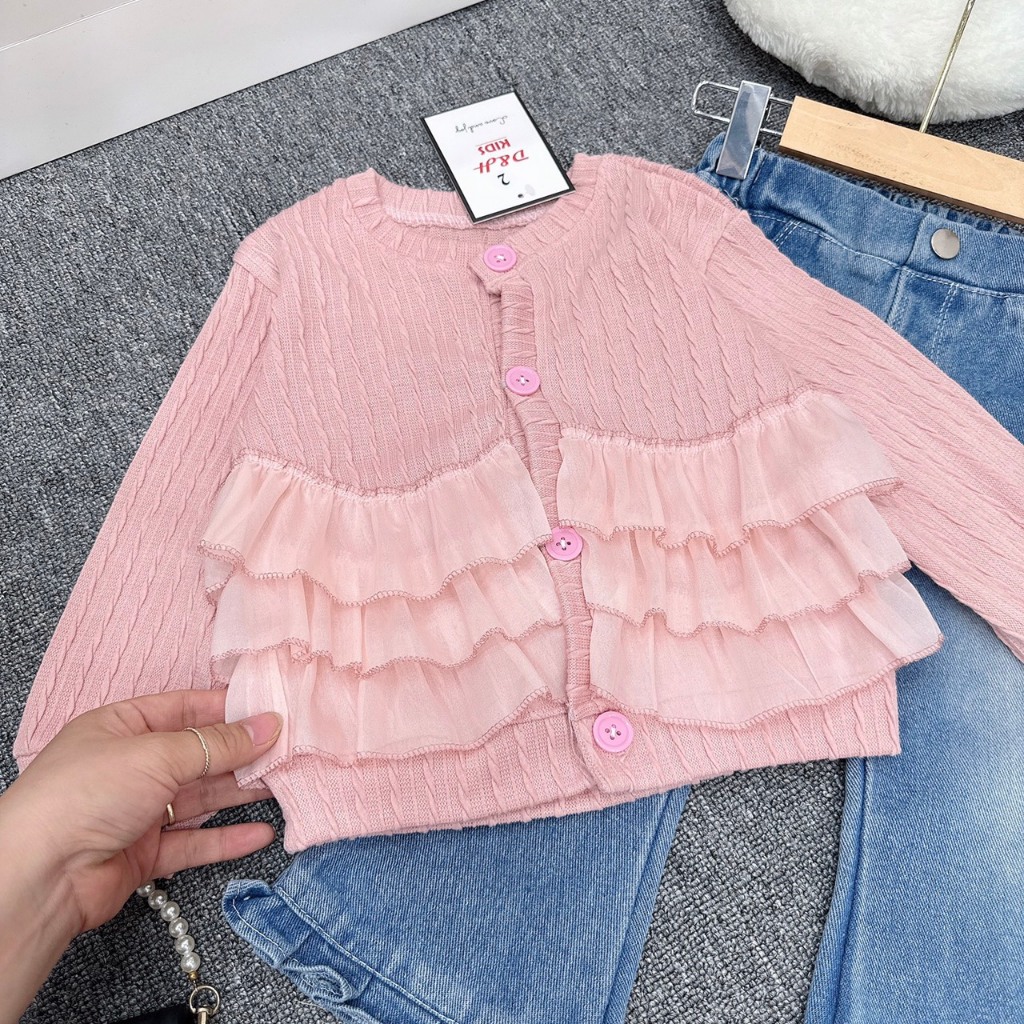 Set Áo Cadigan Bèo Kèm Quần Jeans Cho Bé Gái WOWKIDS Chất Len Mềm Mịn Cho Bé Đi Học Đi Chơi
