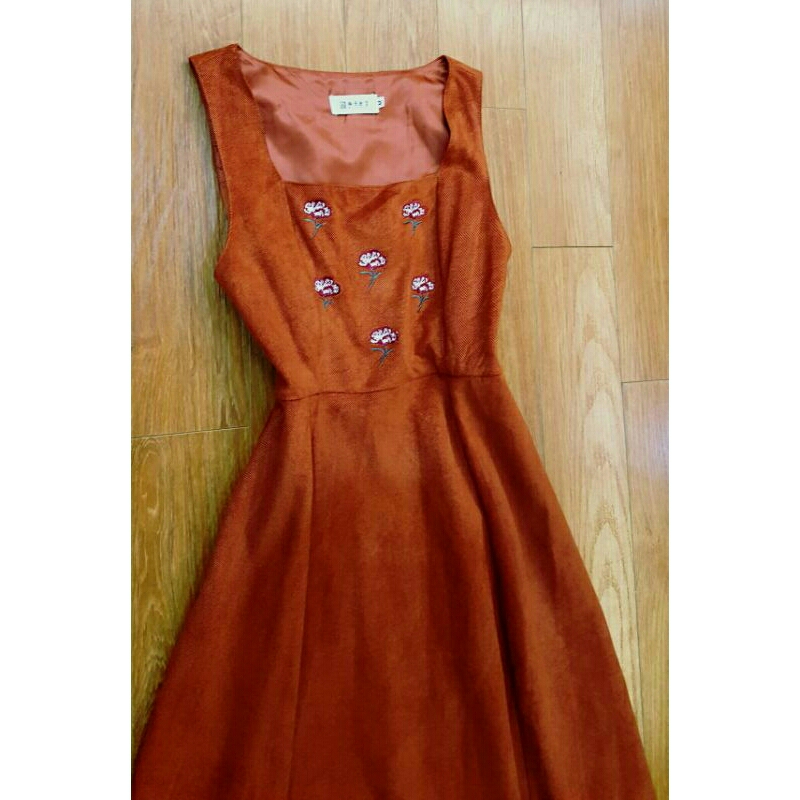Đầm hoa thêu cam đất sz M