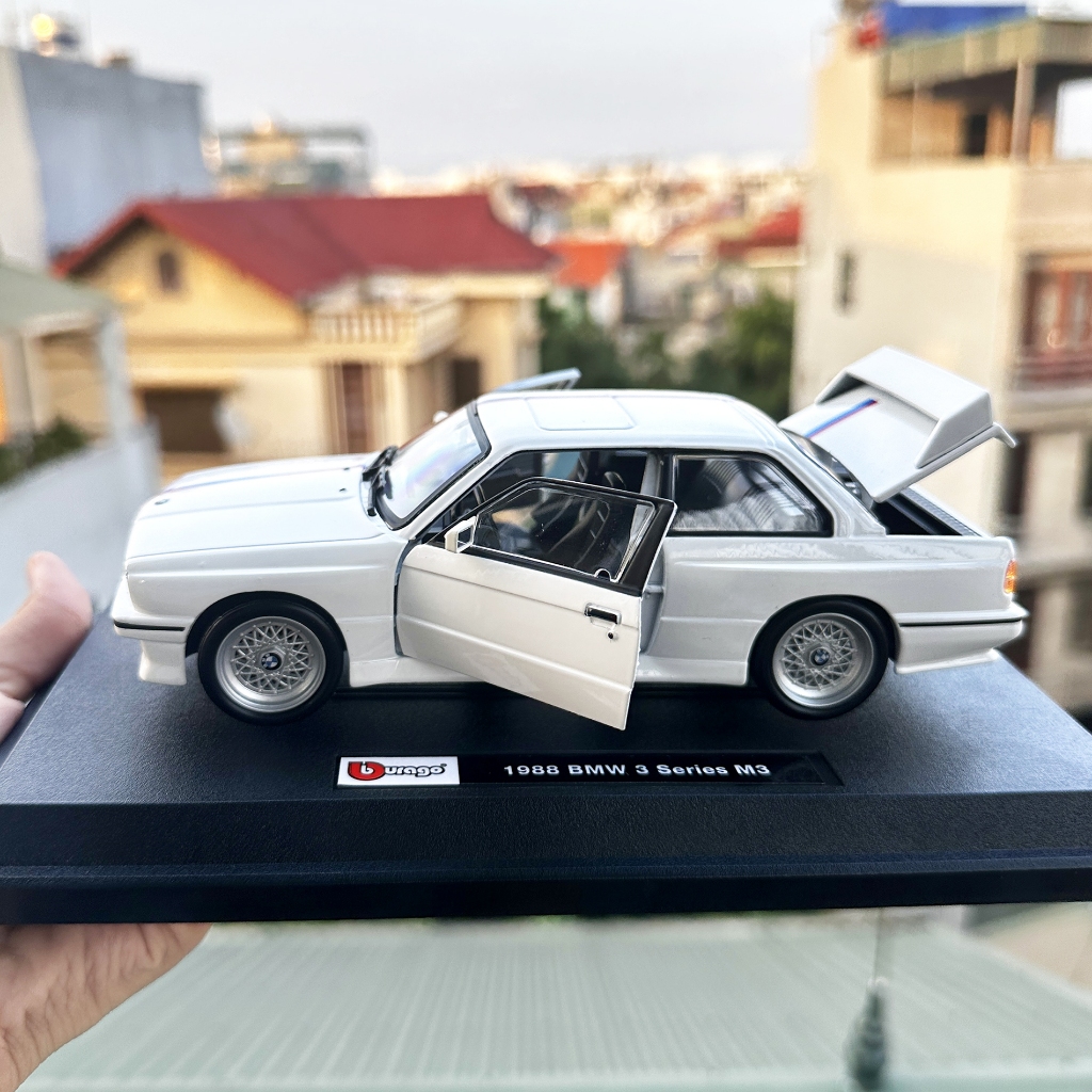 Mô hình xe trưng bày bằng kim loại BMW M3 1988 tỉ lệ 1:24 hãng Burago kèm đế