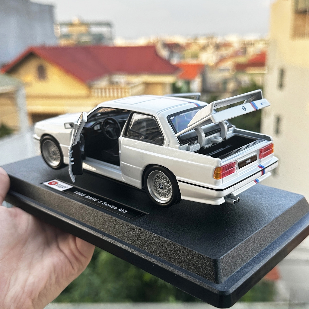 Mô hình xe trưng bày bằng kim loại BMW M3 1988 tỉ lệ 1:24 hãng Burago kèm đế