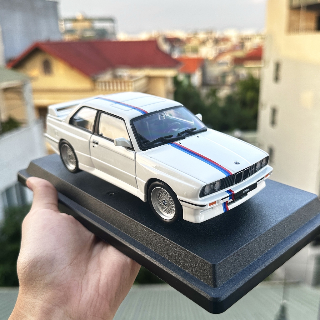 Mô hình xe trưng bày bằng kim loại BMW M3 1988 tỉ lệ 1:24 hãng Burago kèm đế