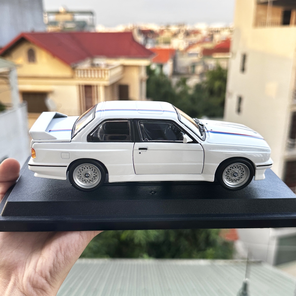 Mô hình xe trưng bày bằng kim loại BMW M3 1988 tỉ lệ 1:24 hãng Burago kèm đế