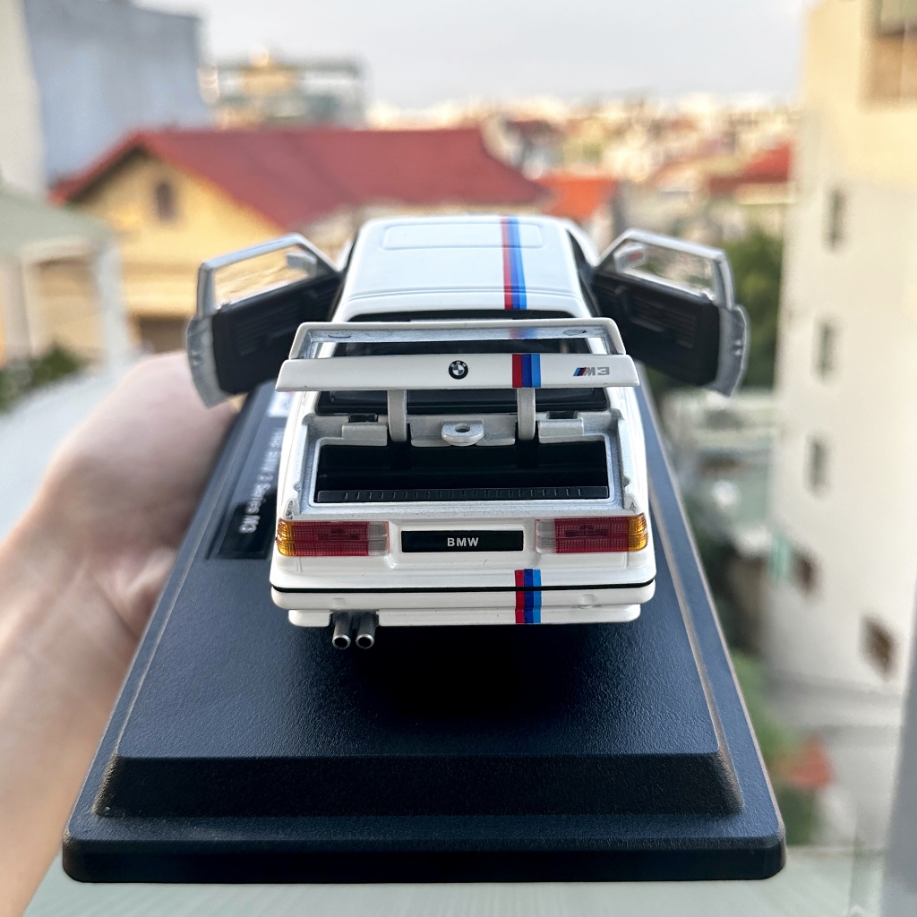 Mô hình xe trưng bày bằng kim loại BMW M3 1988 tỉ lệ 1:24 hãng Burago kèm đế