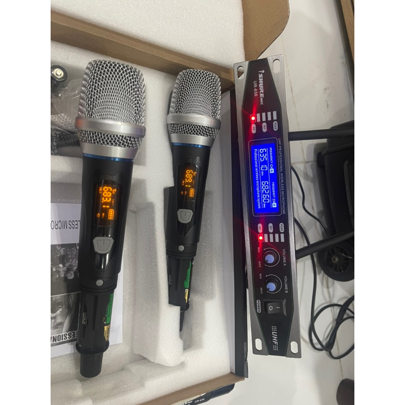 Micro không dây giá rẻ Shuremic UR 656 dùng cho âm ly gia đình , bảo hành 6 thang