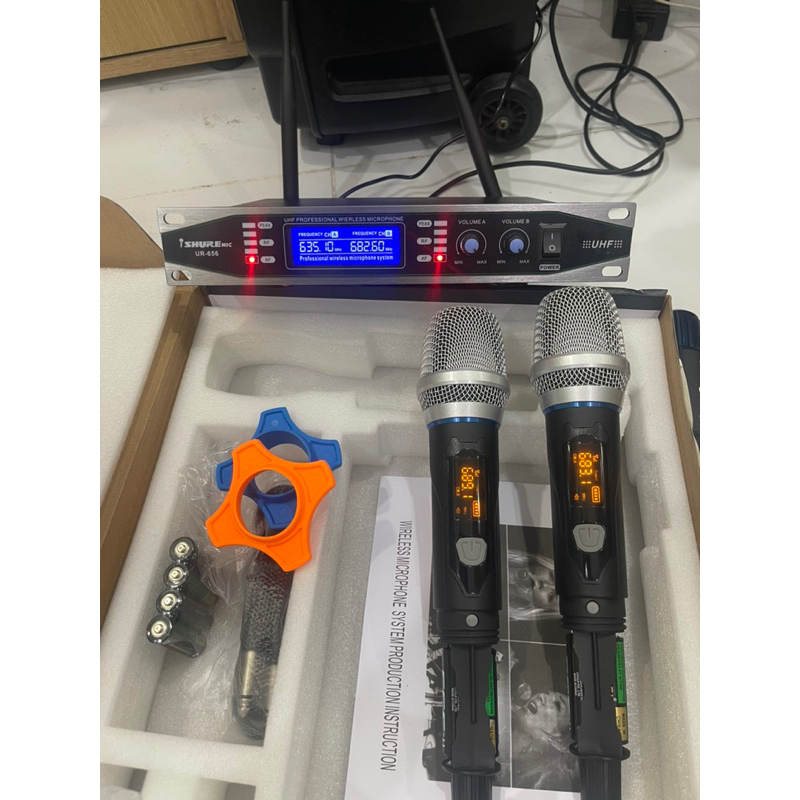 Micro không dây giá rẻ Shuremic UR 656 dùng cho âm ly gia đình , bảo hành 6 thang