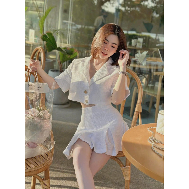 SET ÁO CROP TRẮNG CỔ VEST - CHÂN VÁY XẾP LY