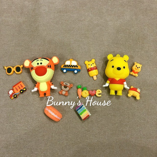 JIBBITZ, STICKER, SET CHARM GẮN DÉP SỤC GẤU POOH TRANG TRÍ DÉP CROSS (ĐÃ GỒM NÚT GẮN)