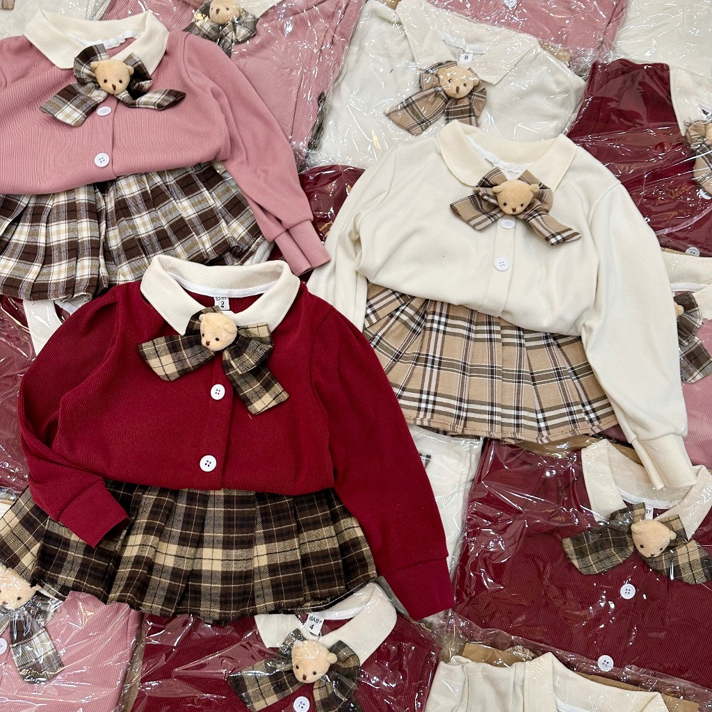 Set váy chân kẻ gắn gấu thật bé gái