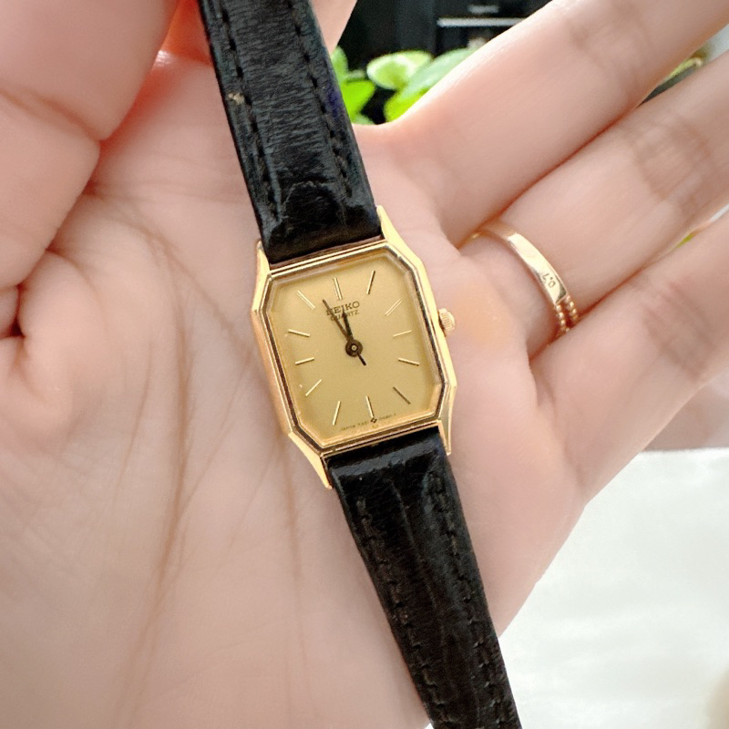 Đồng hồ nữ si nhật dáng tank hiệu Seiko