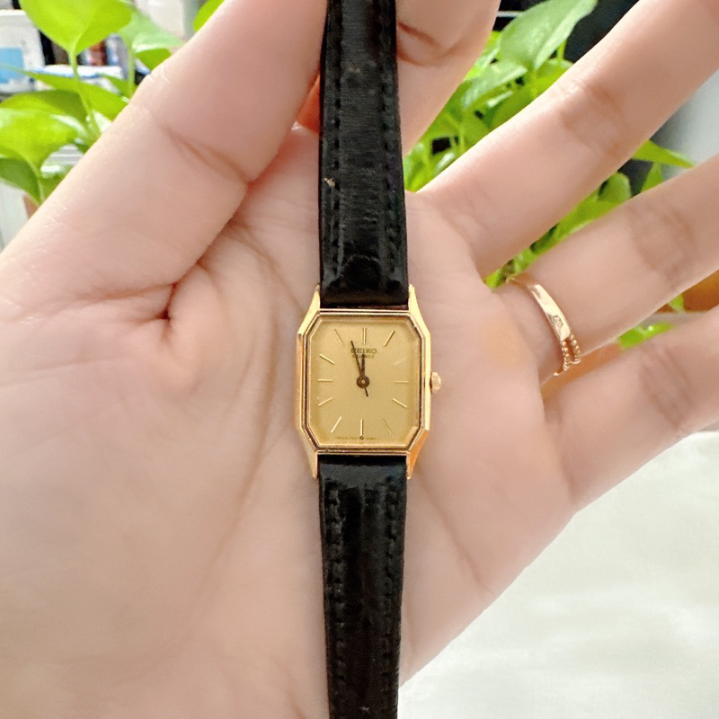 Đồng hồ nữ si nhật dáng tank hiệu Seiko