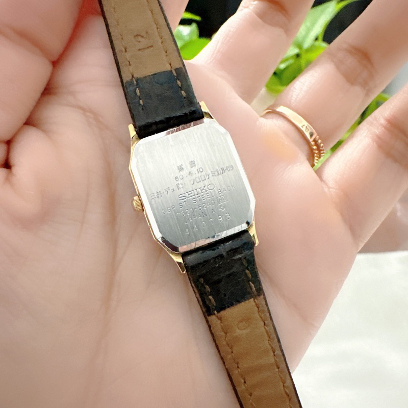 Đồng hồ nữ si nhật dáng tank hiệu Seiko