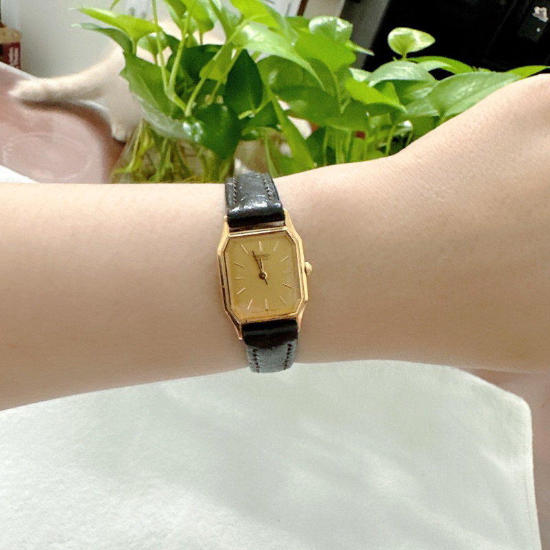 Đồng hồ nữ si nhật dáng tank hiệu Seiko