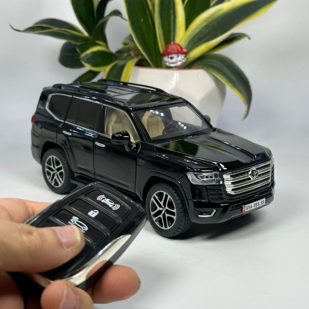 Mô hình xe Toyota Land Cruiser LC300 tỷ lệ 1:24 bằng kim loại Tặng biển số VIP