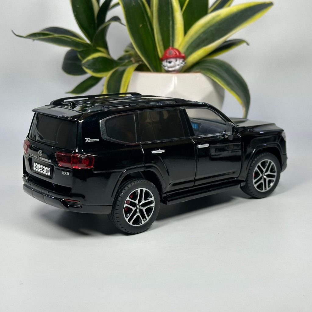 Mô hình xe Toyota Land Cruiser LC300 tỷ lệ 1:24 bằng kim loại Tặng biển số VIP