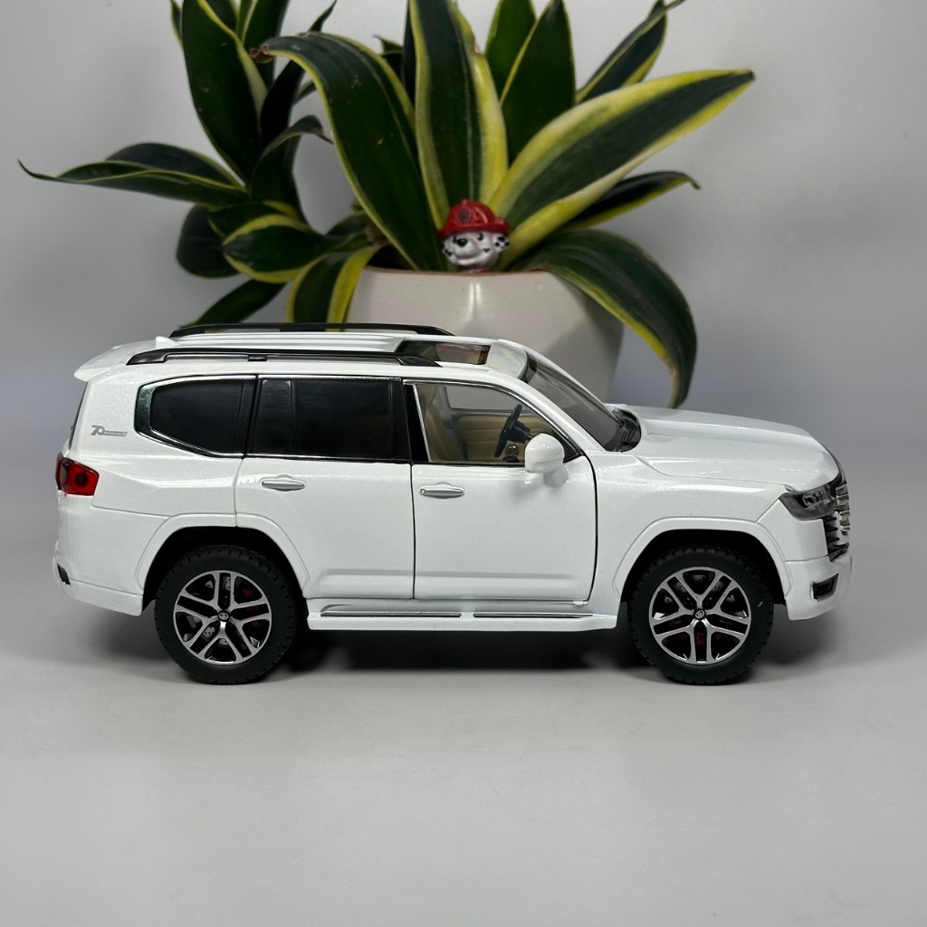 Mô hình xe Toyota Land Cruiser LC300 tỷ lệ 1:24 bằng kim loại Tặng biển số VIP