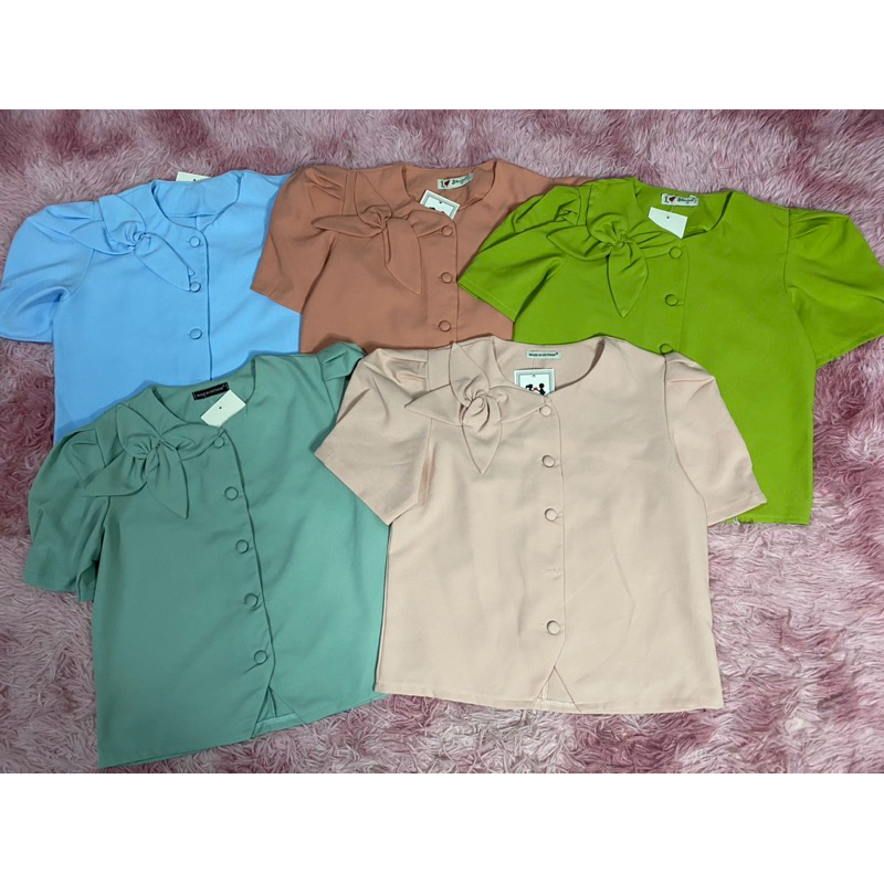 Mã 7 Áo cổ tròn đính nơ hoa bốn cánh